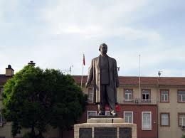 مجسمه آتا ترك روبروي فرمانداري مالاتيا